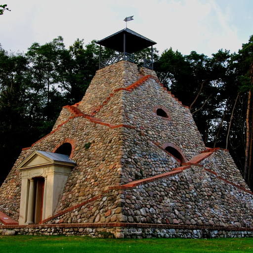Pyramide Garzau