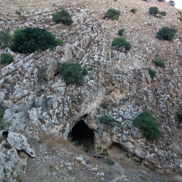 Eingang_der_Qafzeh-Höhle.jpg