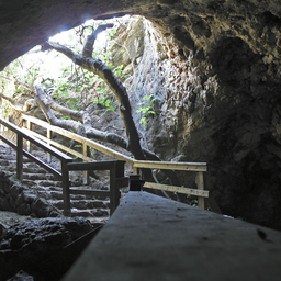 Entrance_of_the_"Twins_cave"_,_Israel.jpg