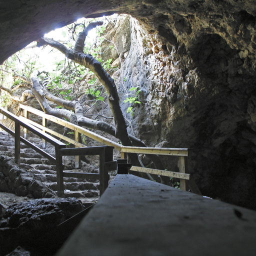 Ha-Teomim cave