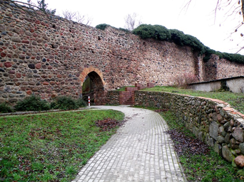 Przejście_w_murach_miejskich_-_panoramio.jpg