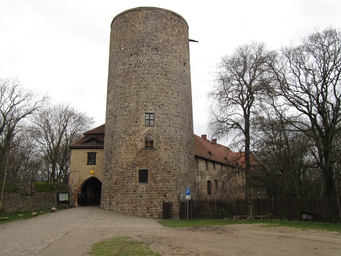 Burgfried_torhaus_außen_rabenstein.JPG