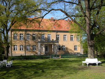 20150429710DR_Beesdau_(Heideblick)_Rittergut_Schloß.jpg