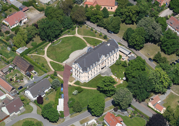 Aerial_image_of_Schloss_Ribbeck_(view_from_the_south).jpg