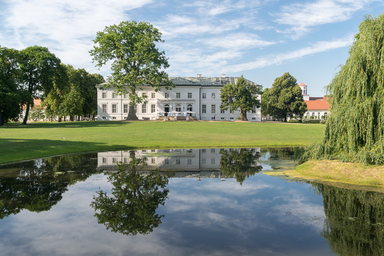 Neuhardenberg_-_2015-07-03_-_Schloss_Neuhardenberg_(32).jpg