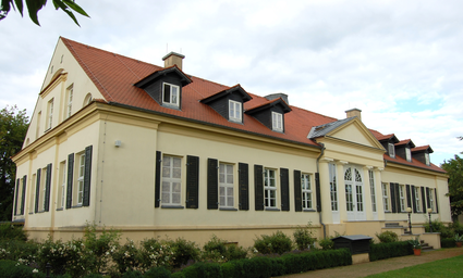 Schloss_Neuhaus_Steinkirchen_Rückseite.JPG