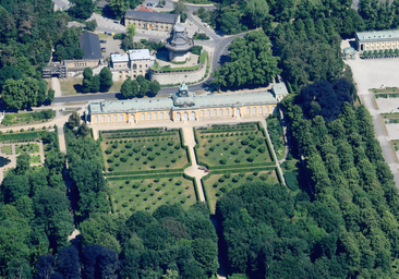 Aerial_image_of_the_New_Chambers_in_Potsdam_(view_from_the_south).jpg