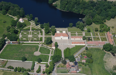 Aerial_image_of_Schloss_Meseberg_(view_from_the_southeast).jpg