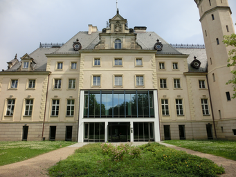 Eingang_Jagdschloss_Glienicke_Juli_2014_-_panoramio.jpg