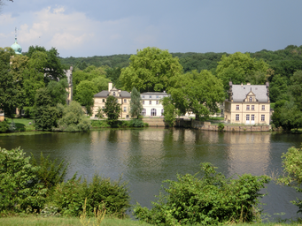 Jagdschloss_Glienicke_von_Babelsberg_aus_Juli_2014_-_panoramio.jpg