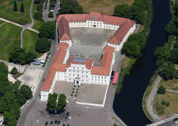 Aerial_image_of_Oranienburg_Palace_(view_from_the_south).jpg