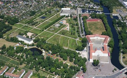 Aerial_image_of_Schlosspark_Oranienburg_(view_from_the_south).jpg
