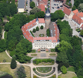 Aerial_image_of_Schloss_Wiesenburg_(view_from_the_south).jpg