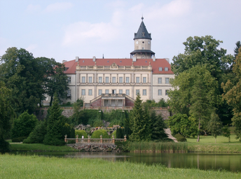 Schloss_Wiesenburg_vom_Park_aus.jpg