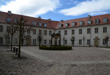 Schloss_Wiesenburg_(Brandenburg),_Innenhof_05.jpg