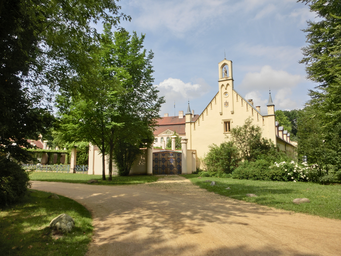 Blick_auf_den_Marstall_vor_dem_Schloss_Juli_2014_-_panoramio.jpg
