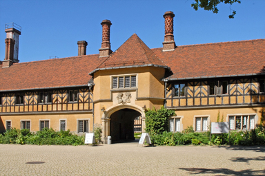 Facade_principale_du_chateau_de_Cecilienhof.jpg