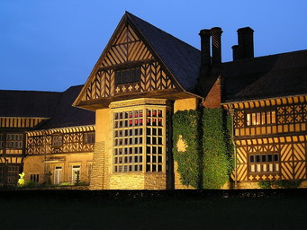 Cecilienhof_beleuchtet.jpg