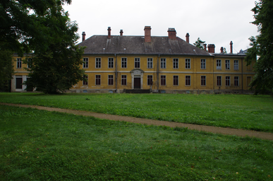 Schloss_Golßen_Parkseite.jpg