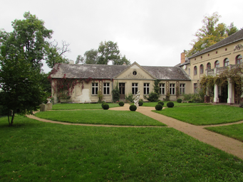 Gutshaus_rogäsen_westflügel_garten.JPG