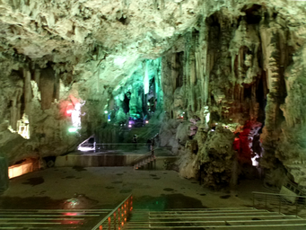 Saint_Michael's_Cave_Gibraltar_-_panoramio.jpg
