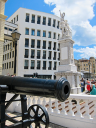 Gibraltar_War_Memorial_and_Crimean_gun.jpg
