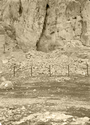 1926_-_Garrod_Devil's_Tower_Cave_entrance_(Chipulina).jpg