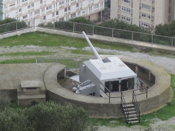 Princess_Anne's_Battery_5.25_inch_gun,_Gibraltar.jpg