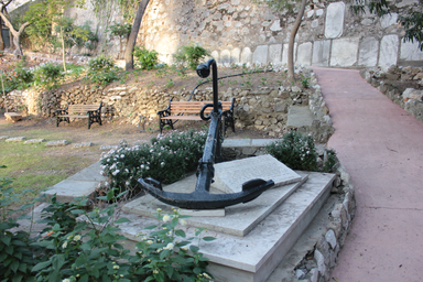 Anchor_monument_in_Trafalgar_Cemetery_(1).JPG