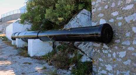 Spare_gun_on_the_rock.jpg