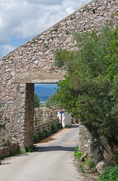 Gibraltar_Charles_V_Wall_crossed_by_Queen's_Road.jpg